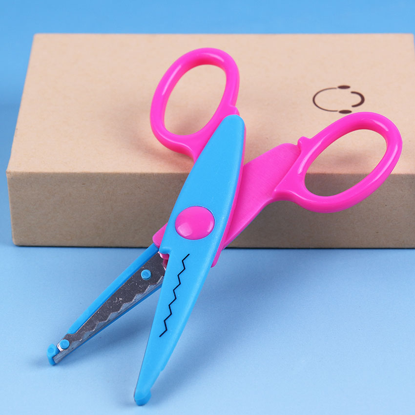 Tijeras de encaje de Metal y plástico para manualidades para niños, tijeras de colores para fotos y álbumes de recortes, decoración de diario de encaje de papel con 6 patrones, 1 ud.: 2