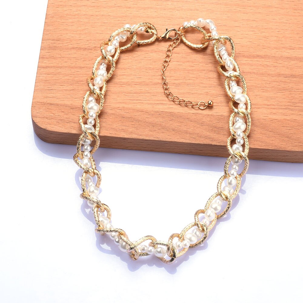 Kurze choker-halskette aus 2022 za goldfarbenen metallgliedern mit kunstperlen – ein modisches statement-schmuckstück für damen.