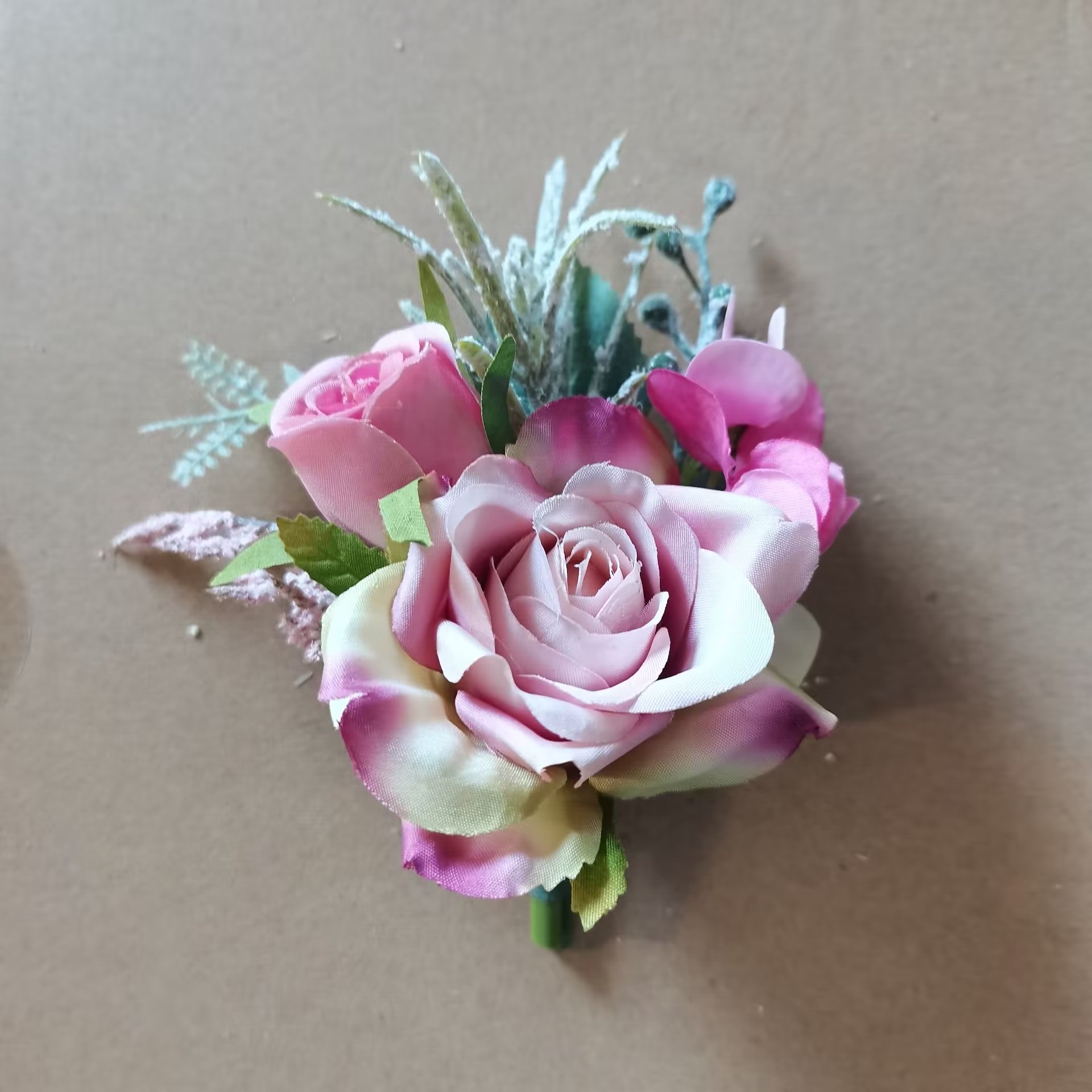 Beige Boutonnieres Blumen Künstliche Rosen Seide Weiße Corsage Knopfloch Trauzeugen Boutonniere für Männer Hochzeitsaccessoires: YELLOW