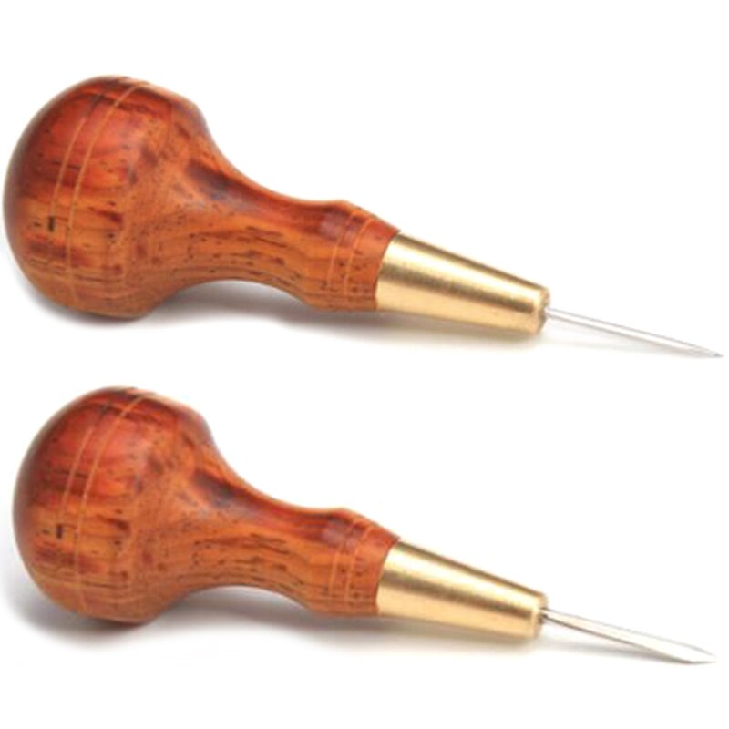 Tailleur coupant le cuir avec un bon manche en bois coupant l'artisanat du cuir