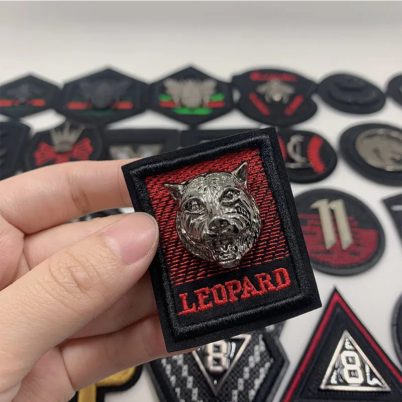 Parches bordados de cuero y Metal negro 3D para ropa, sin pegatina para planchar, coser en ropa, corona, abeja, tigre, Lobo, rayas de roca