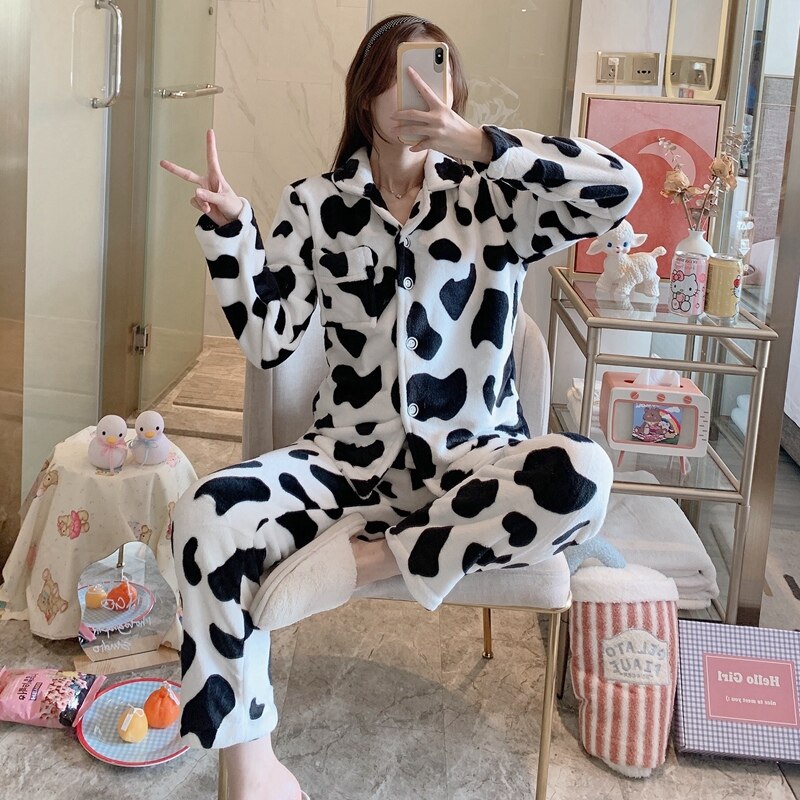 Conjunto de pijama de franela con estampado de vaca para mujer, ropa de dormir de manga larga gruesa y cálida, de terciopelo Coral, para el hogar, para invierno,
