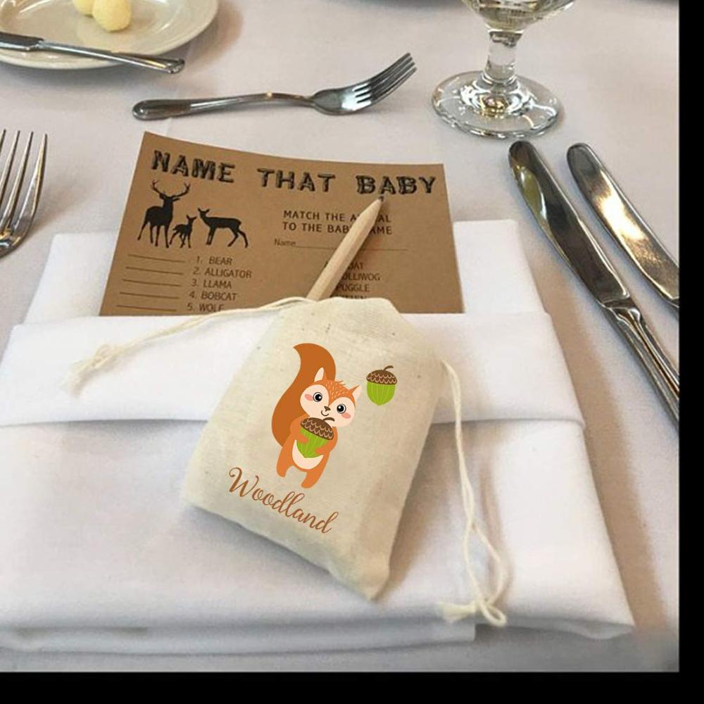 Table centre de table avec motif animaux bois et jungle, sac bonbons pour fête pour anniversaire, réception pour bébé, pour découvrir le genre, accessoires décoratifs présents