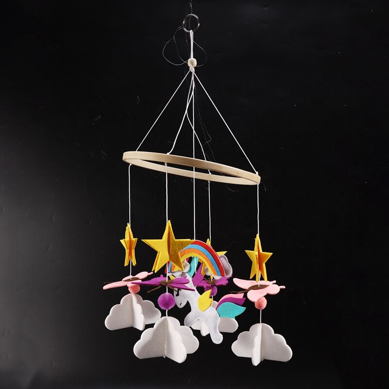 Wieg Baby Plafond Nursery Decor Met Natuurlijke Houten Bijtring Zuring En Fern Grijs En Roze Mobiele Vlinders & Regenboog In de Cl