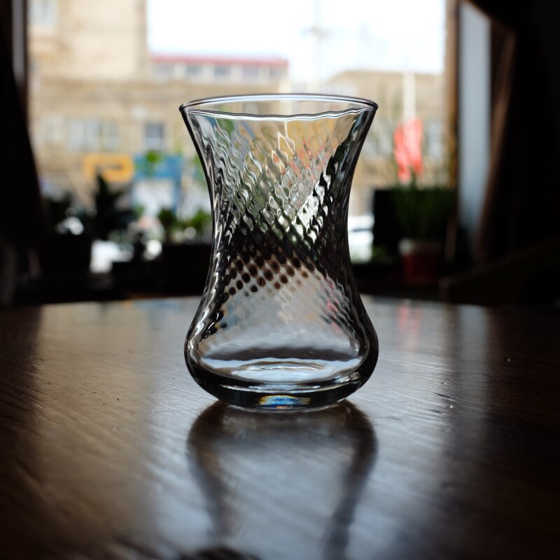 Tyrkisk tradisjonelt gjennomsiktig glass svart te kopp er kalkun kaffekopp fatsett vann drikke kopp