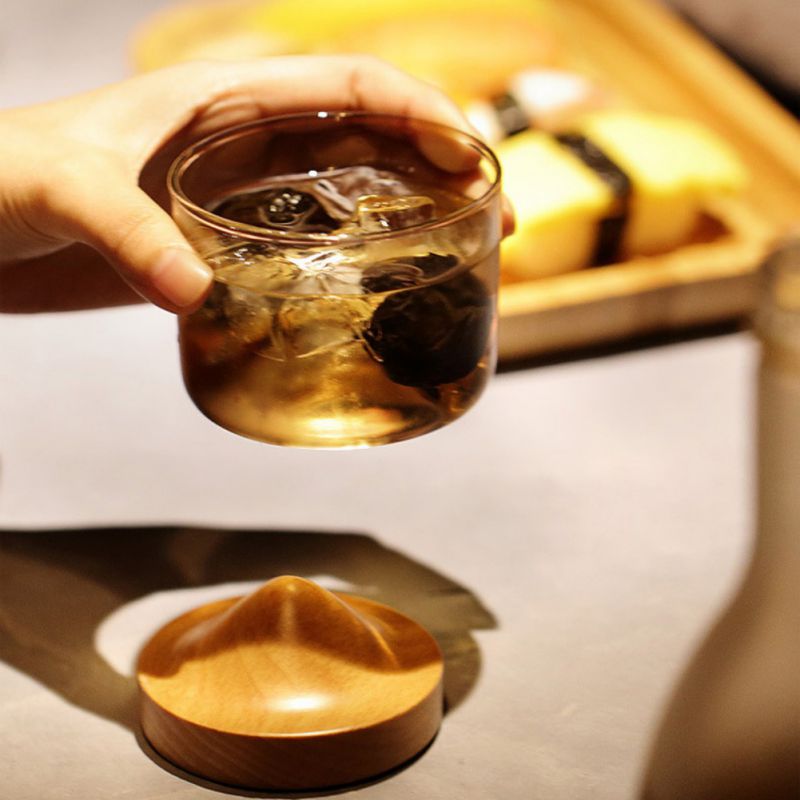 Hjemmekjøkken whiskyglass fjell trebunn vin gjennomsiktig glasskopp til whisky vin vodka bar klubb