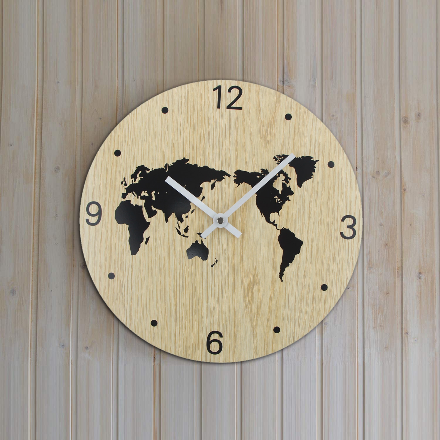 Modernklokken.nl Wandklok wereldkaart - Wereldklok voor aan de muur - 80x40 cm