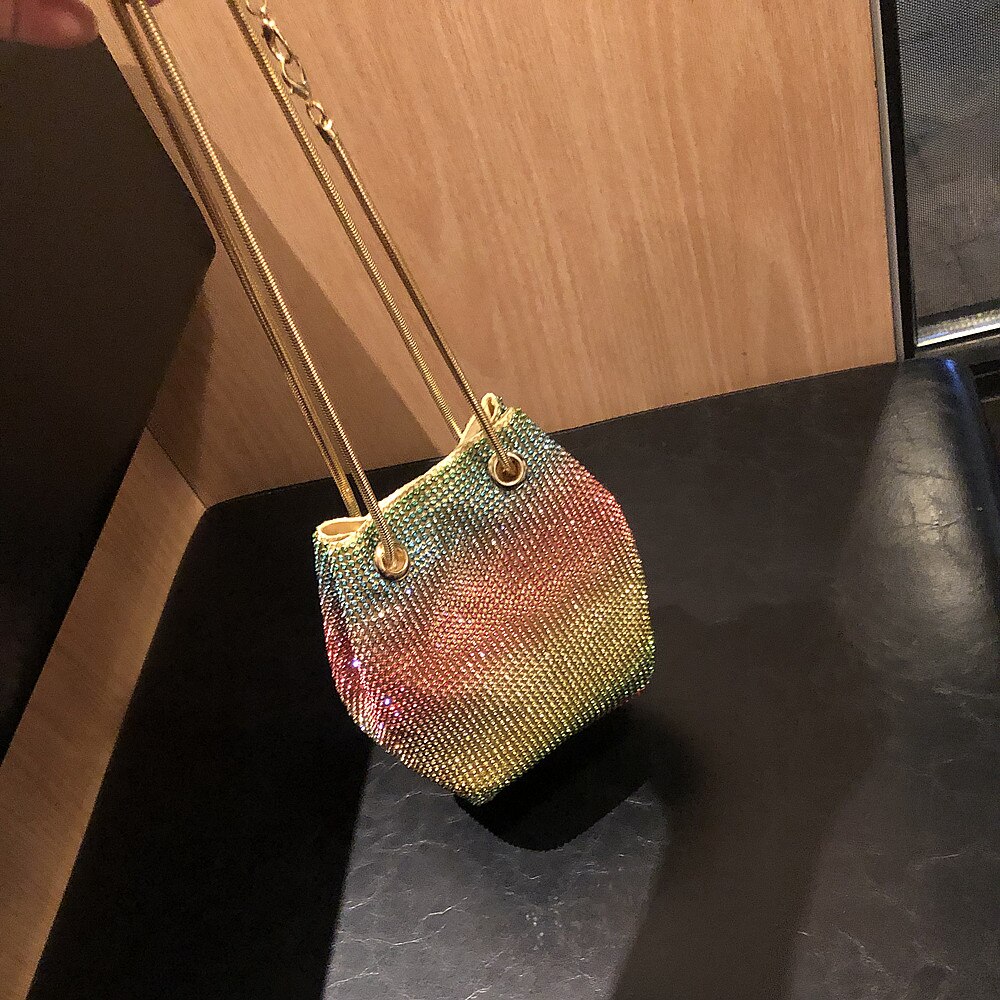 Godin Aanbevolen Netto Red Boor Geleidelijk Veranderen Kleur Regenboog Tas Met Emmer Zak Ingelegd Met Diamanten Ketting Een Schouder