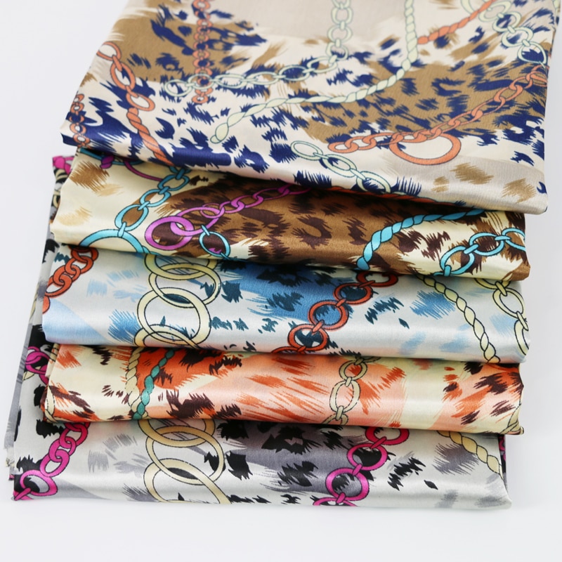 100cm * 148cm Zachte glanzende satijnen stof afdrukken polyester satijnen stof voor DIY jurk sjaal stof Afrika luipaard chains patchwork