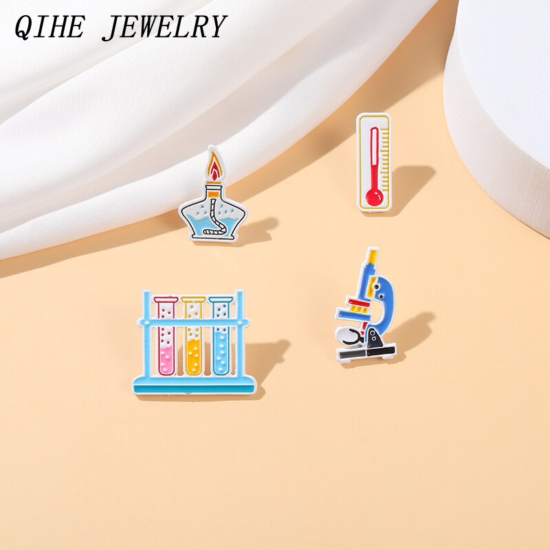 Broches de laboratoire en émail, lampe à alcool, Microscope, thermomètre, broches, accessoires, sac à dos, bijoux pour étudiant,