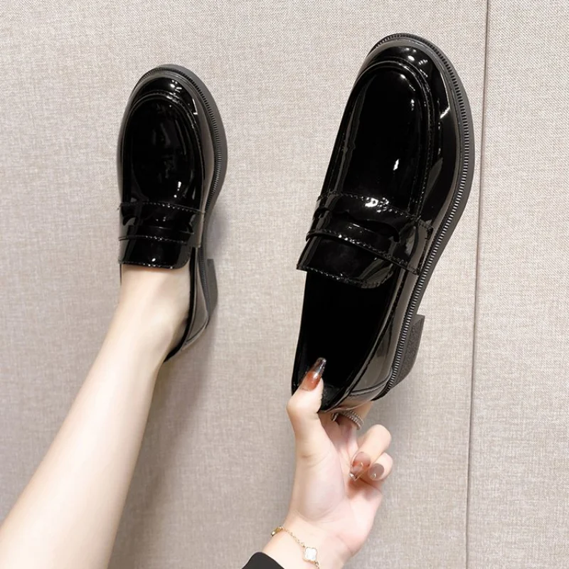 2024 mocassini in pelle verniciata di nuova moda per le donne scarpe tacco quadrato slip on scarpe da donna da ufficio mocassini Chaussure Femme: 40