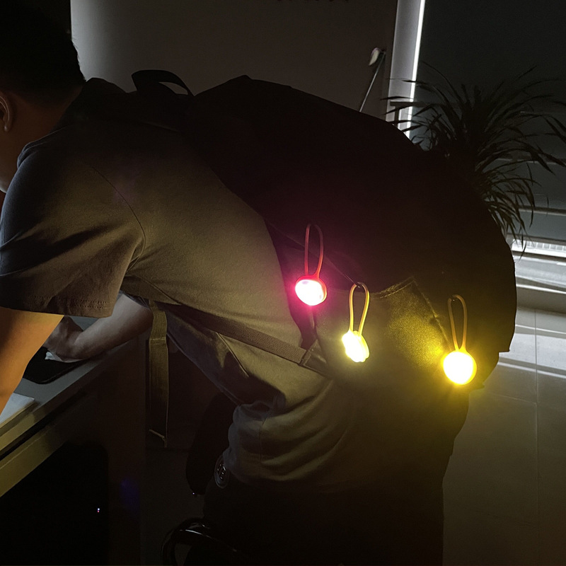 Mini lumière de vélo pour sac à dos en Silicone populaire, pour la conduite de nuit, voyant d'avertissement de vélo facile, feu arrière LED pour la sécurité du cyclisme