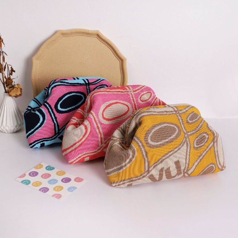 Trendy Knitted Clip Bag Versatile Large Capacity Suitable for Storage Bags High-end Pattern Clutch Bag Love Knitted Hand