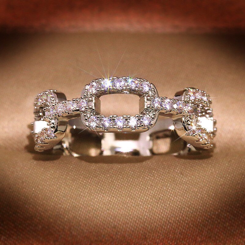 Luxus Weibliche Weiß Kristall Stein Ring Charme Silber Farbe Hochzeit Ringe Für Frauen Jahrgang Platz Hohlen Dünne Engagement Ring