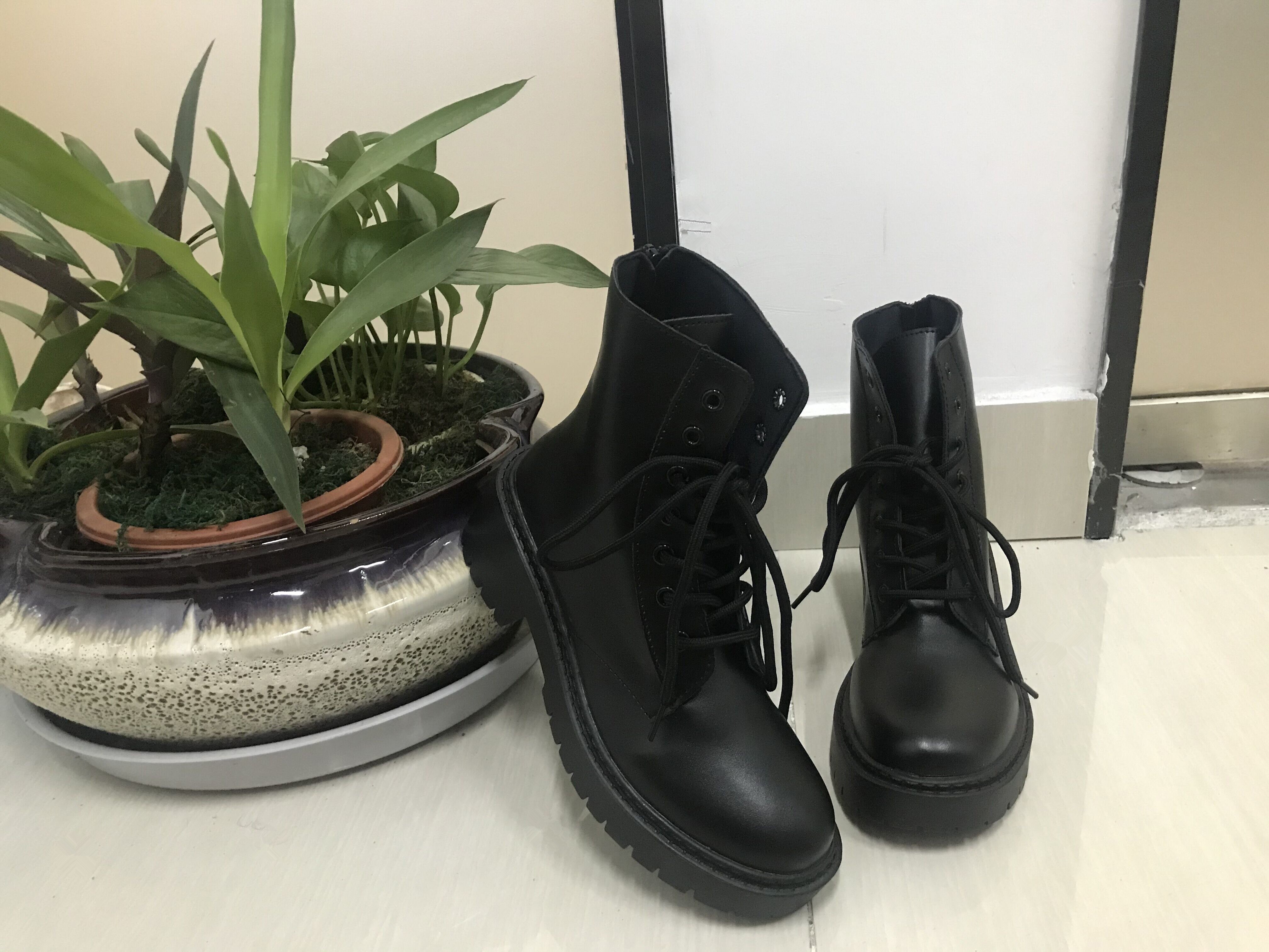 Europese stijl zwarte enkellaarsjes flats ronde neus zwarte laarzen met rits aan de achterkant dames platform pu leren schoenen botas de mu