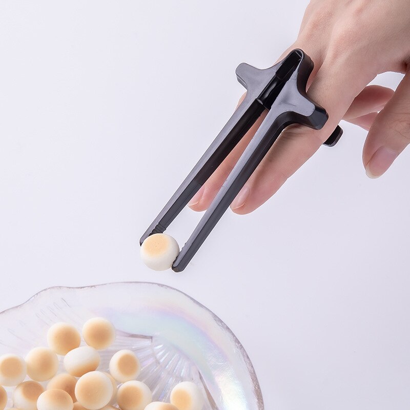 Reusable Finger Lazy Chopsticks Clip for Eatin Snacks Prevent Dirty Hands Finger Ring Chopsticks for Playing Computer Phone Game: Black