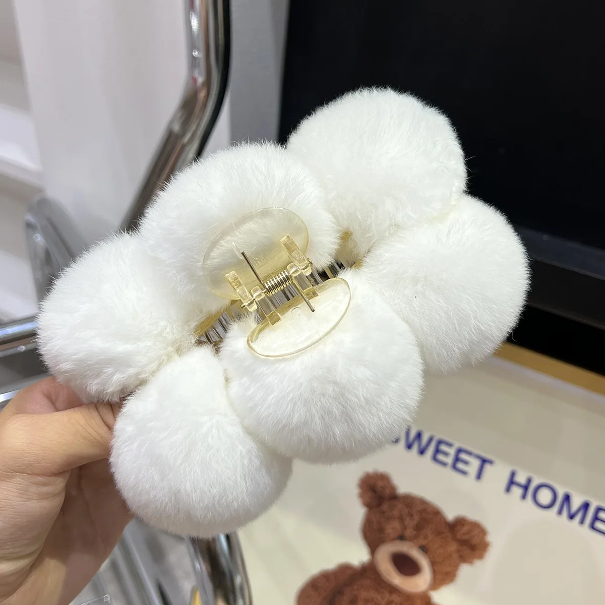 Nueva bola de pelo de conejo lontra, Clip Extra grande, serie de felpa de invierno, Clip de cangrejo moderno y versátil, accesorios para el cabello para mujer: Borgoña