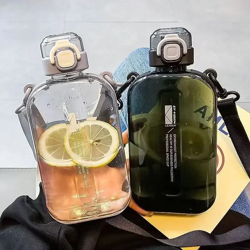 Botella de agua transparente cuadrada y plana, cantimplora de viaje portátil con correa ajustable, botella delgada para deporte y Camping