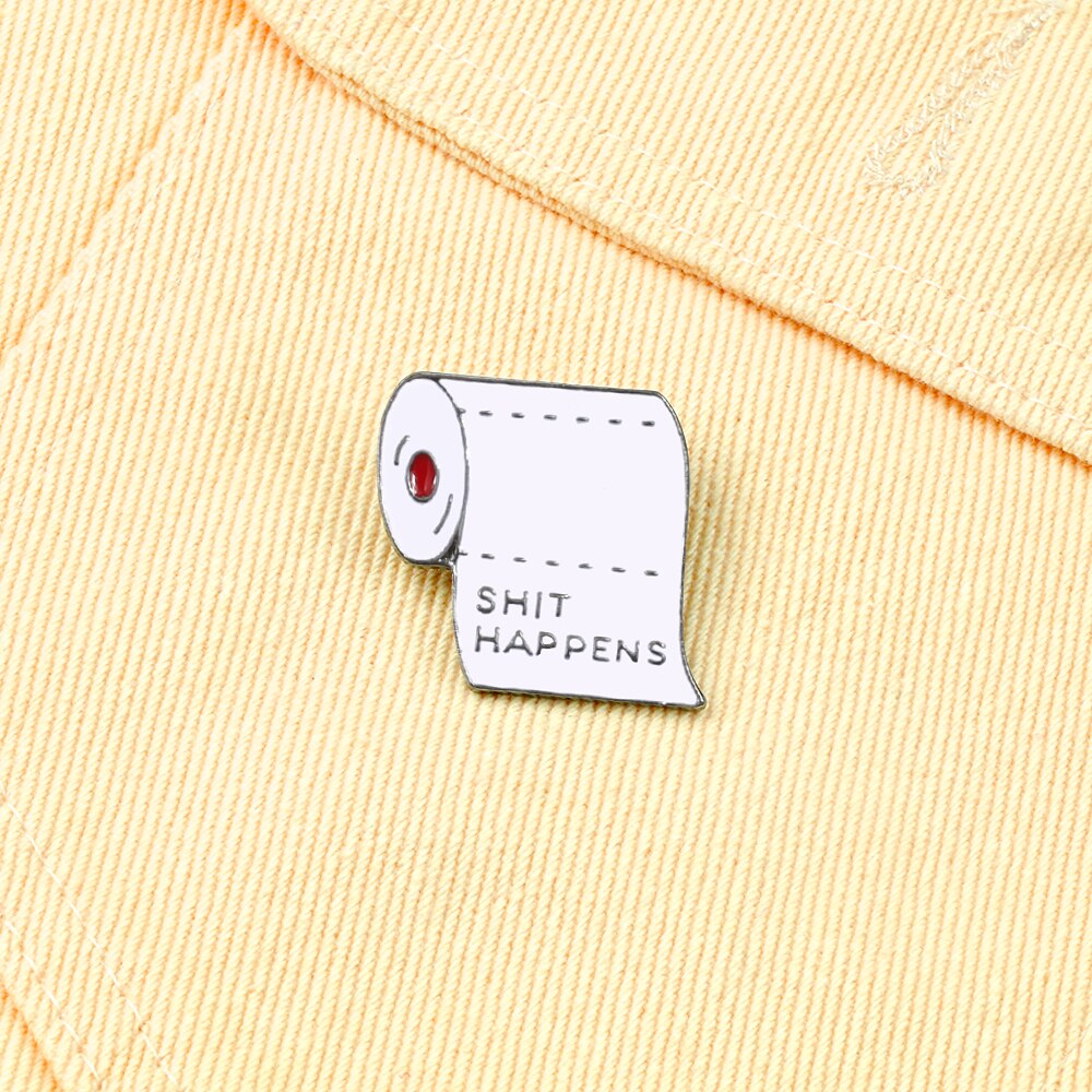 Grappig Emaille Pin Shit Gebeurt Tissue Broche Jeans Jas Revers Pin Badges Rugzak Decoratie Sieraden Cadeau Voor Vriend