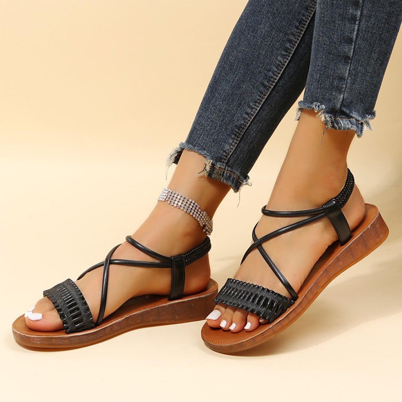 Sandalias planas con banda elástica cruzada para mujer, zapatos de playa informales con pliegues elegantes, cómodos, de fondo suave, Color sólido, para verano