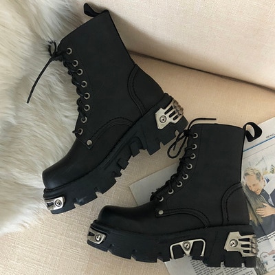 Botines de plataforma de estilo Punk para mujer, botas gruesas para motocicleta, decoración de Metal, color negro, talla grande 41 43 44 XK-811