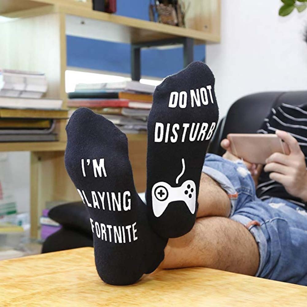 Grappige katoenen sokken, stoor niet, ik ben aan het gamen, sokken voor mannen en vrouwen, geweldig voor gameliefhebbers, grappige sokken met woordprint.