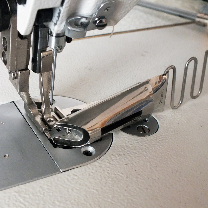 JUKI JACK Industriële loopvoet Naaimachine Wikkelen Naaivoet Dik materiaal Trekvat Plooien Tape Bindmiddel Brede mond