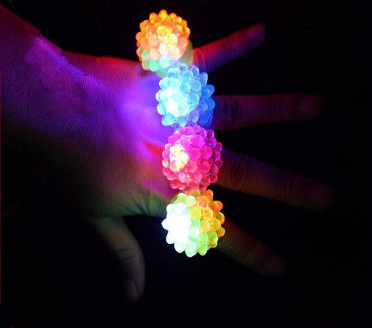 [Lustige] 50 teile/los Blinkende LED Licht hoch Spielzeug Holprigen Gelee Ringe spielzeug leucht Erdbeere modell Ring mädchen abend von schmuck