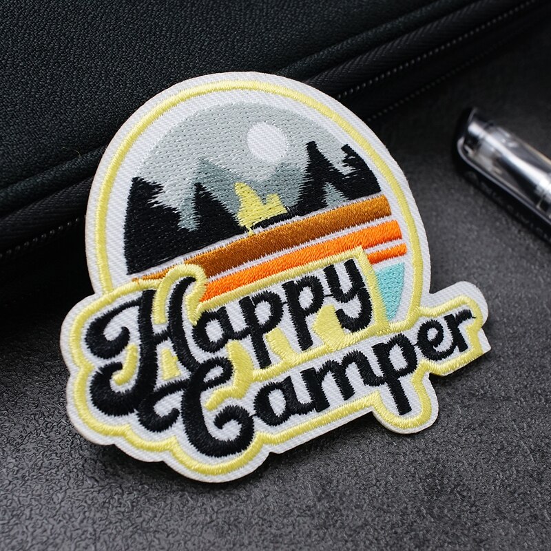 Happy Camper Size:8.2X7.3Cm Doek Patch Geborduurde Applique Naaien Kleding Kleding Accessoires Badges Wit