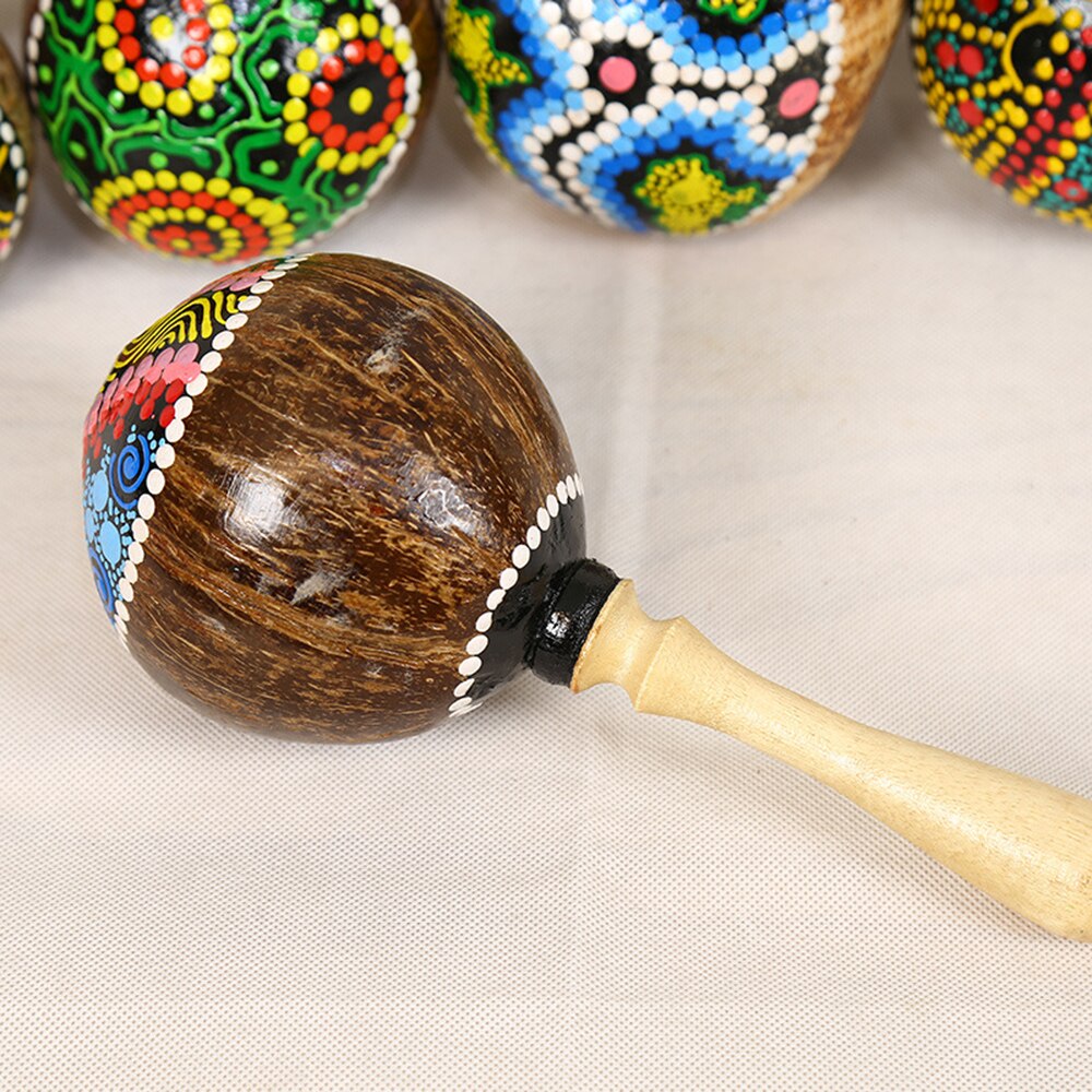Maracas de madera de cáscara de coco maraca de arena agitador con patrones bonitos percusión instrumento Musical juguetes al azar)