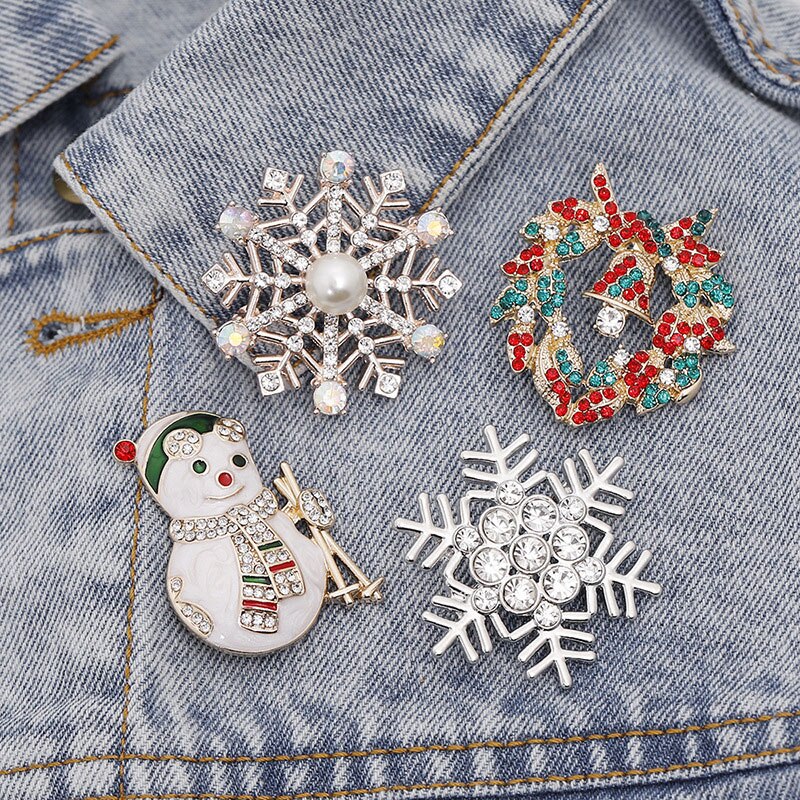 4 stuks/set hartvormige badges sneeuwpop slinger broches metalen revers spelden dameskleding rugzak kerstdecoratie