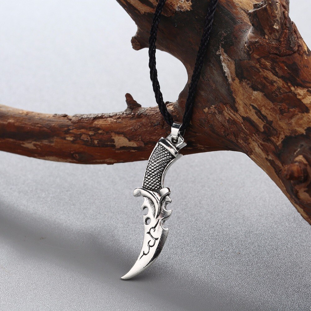 Women Character Cutlery Power Necklace Vintage Men Jewelry Scimitar Wolf Tooth Machete Knife Pendant Punk Women Necklaces