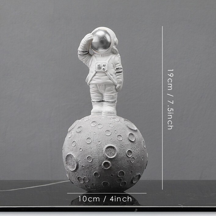 Figurine astronaute blanche cosmonaute Figurines lune Statue espace homme Sculpture décoration de la maison Miniatures ornement de table pour les enfants: C Silver