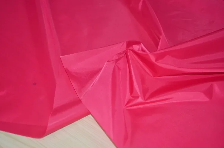 190t Polyester Taff Pu Beschichtung leichte wasserdichte Regenschirm Zelt Stoff Wind dicht und staub dicht Stoff Drachen Farbe Flagge Stoff