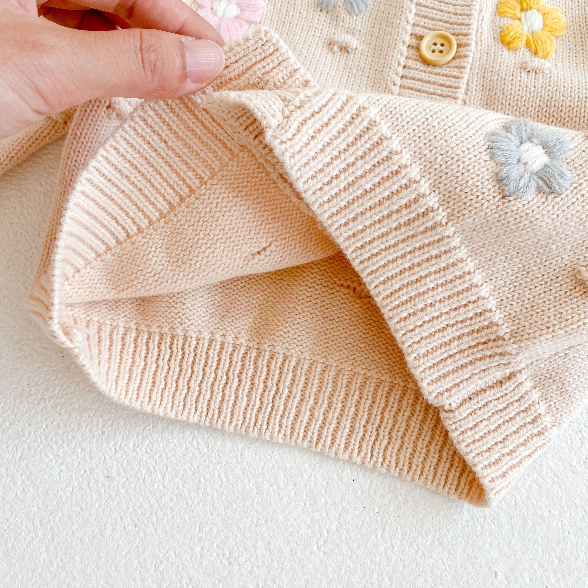 2022 all&#39;ingrosso autunno abbigliamento per bambini neonato filato di cotone lavorato a maglia fiore fatto a mano punteggiato manica lunga cardigan cappotto ragazza