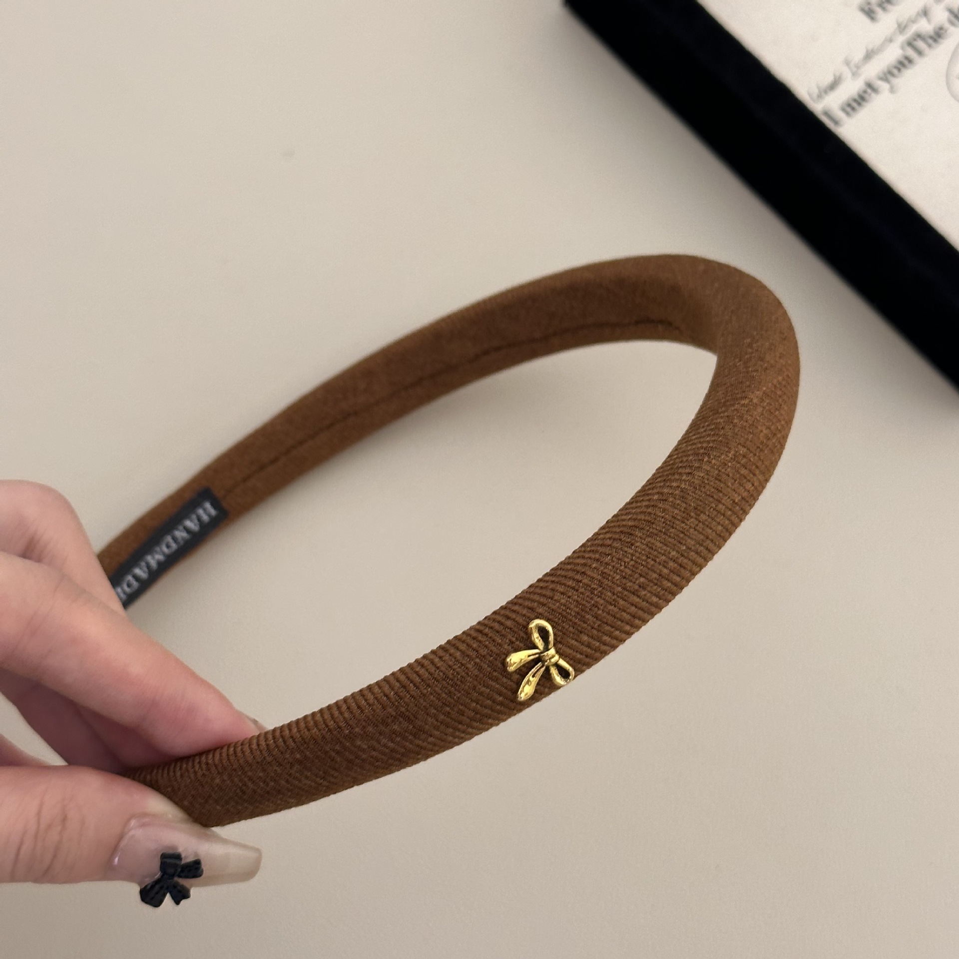 Una diadema con lazo simple y retro, un accesorio para el cabello versátil y de alta gama para la parte superior de la cabeza.: marrón