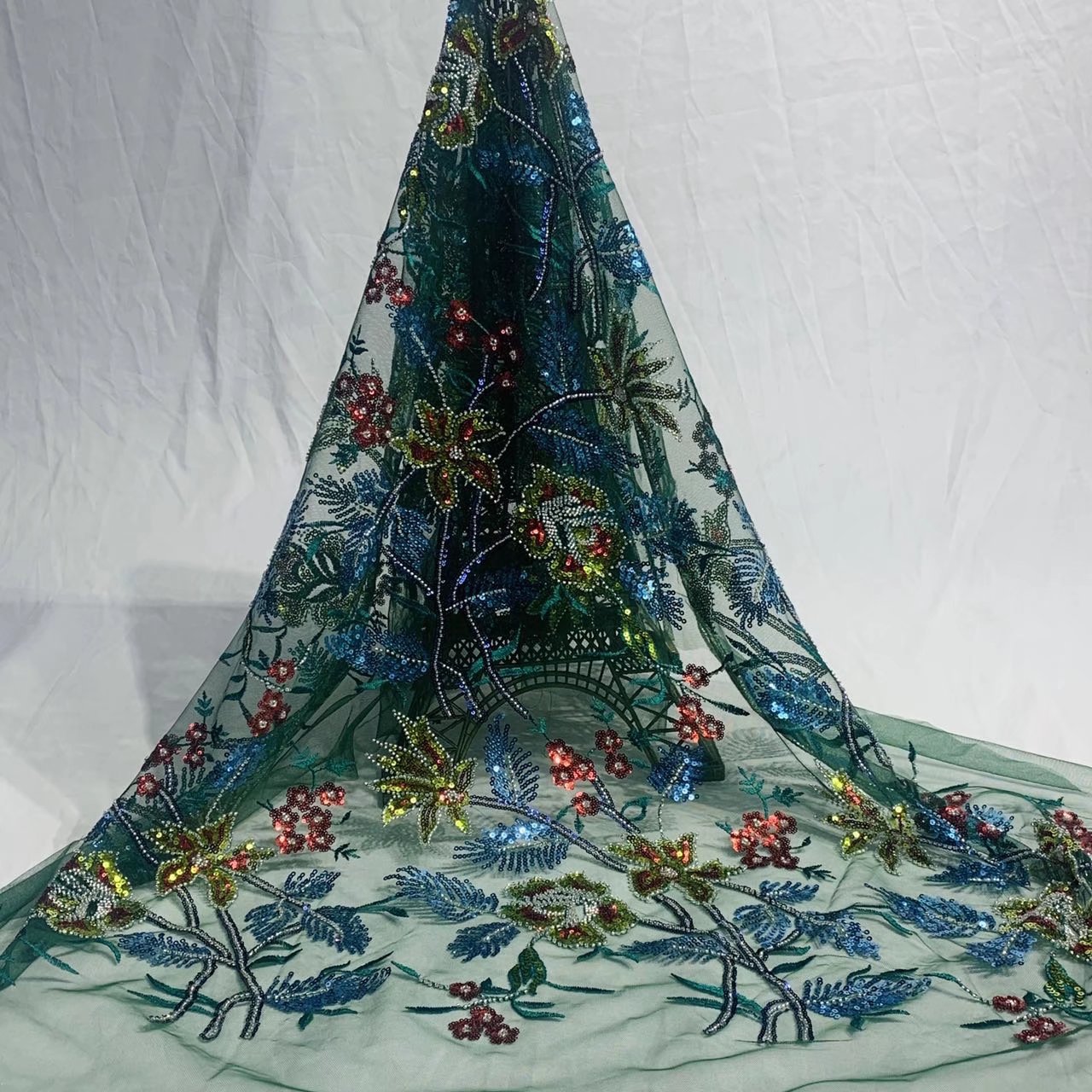 Tissu brodé en maille multicolore à paillettes et perles, 2022: green