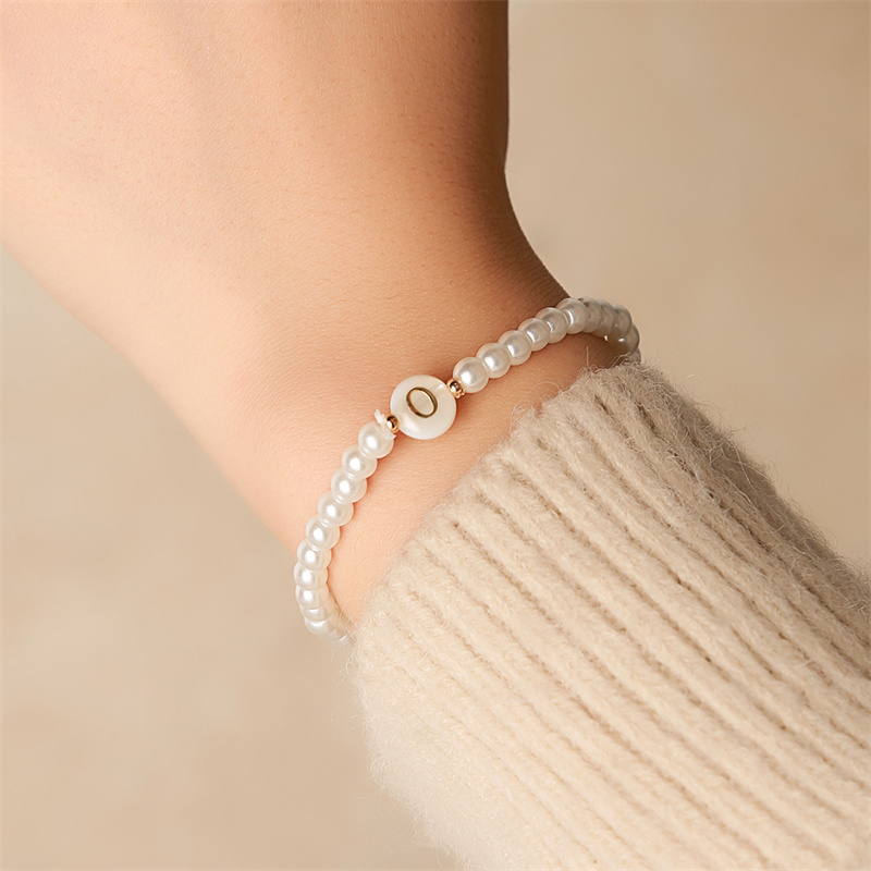 Armbånd med initialer af az til kvinder, trendy hvide perler, rundt vedhæng, elastiske armbånd, smykker, perlemor-charme, pulsera