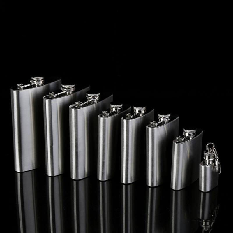 Whisky reliëf opdruk drankfles chroom gepolijst roestvrij staal glanzend gezicht alcohol wodka heupfles