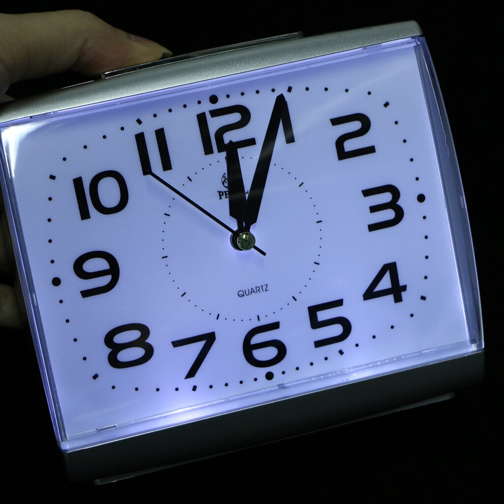 Stille, analoge wekker met nachtlampje, niet-tikkende quartz-functie, werkt op batterijen en heeft een snooze-functie.
