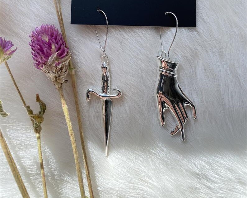 ! De Hand & Dagger Oorbellen Hoepel Pagan Gothic Hoops