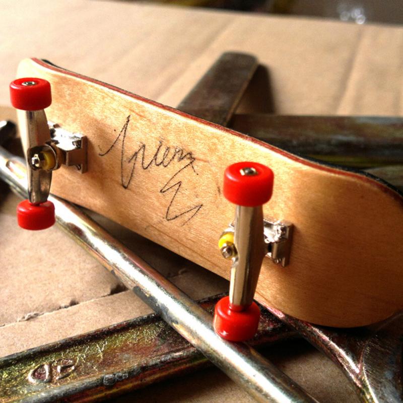 Træ fingerboard finger skateboard træ basic fingerboards med lejer hjul skum tape sæt finger skateboards