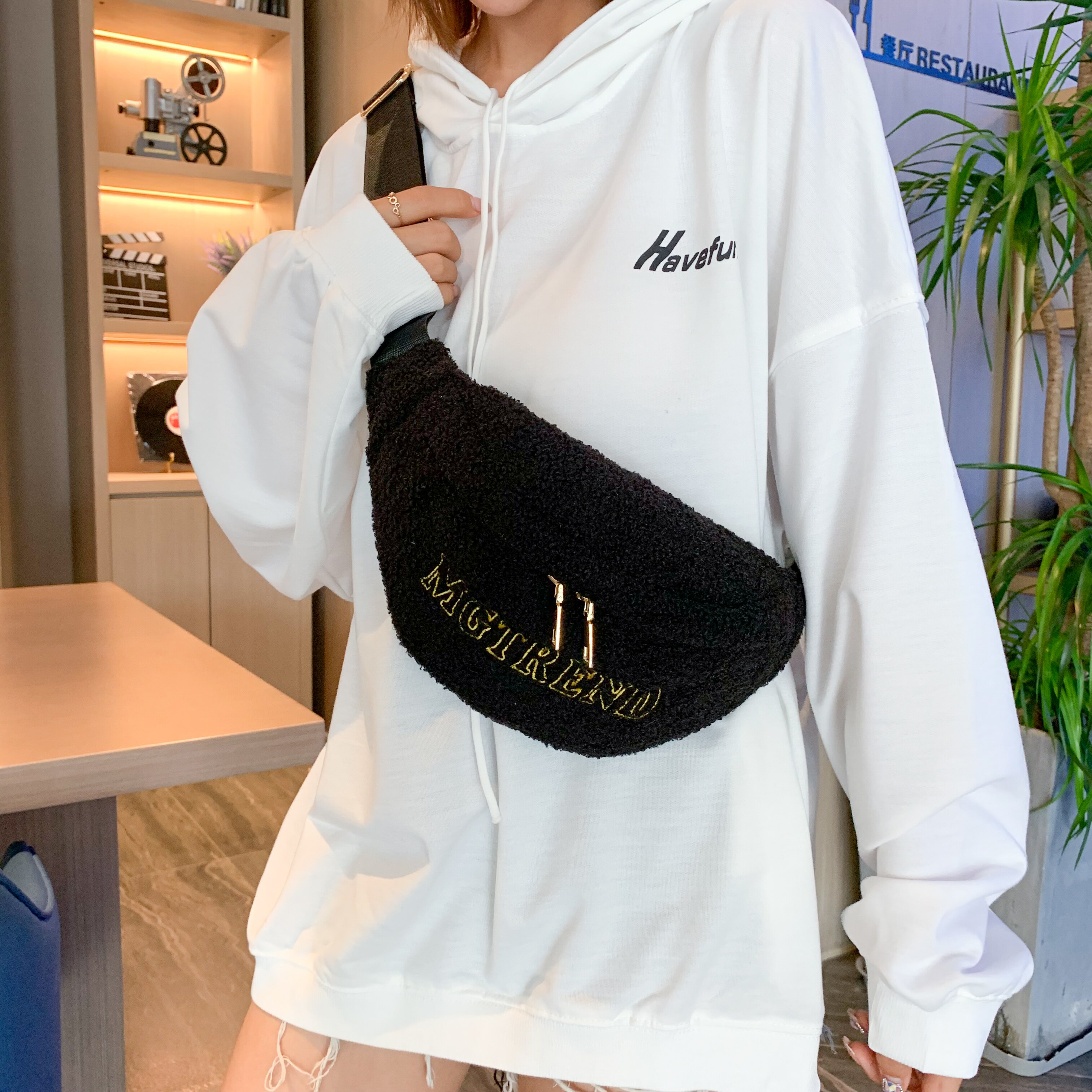 Waist Bags For Women Fur Chest Bags Winter Warm Plush Crossbody Bag Ladies Fanny Pack Faux Fur Chest Purse Casual Belt Pack