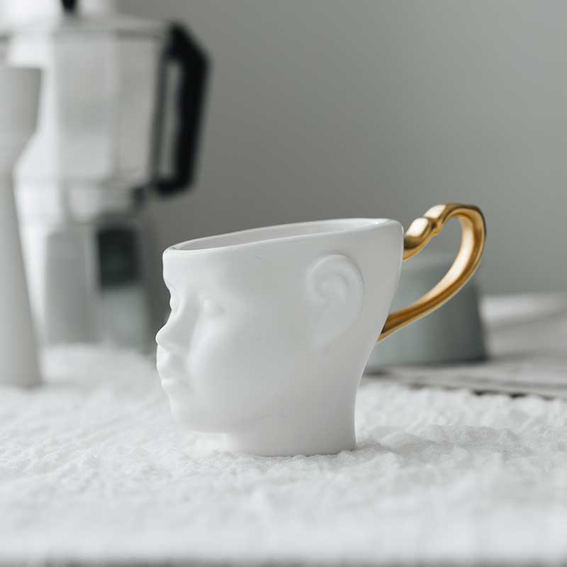 Ansiktsmugg par keramiskt guldmålat kaffekopp i nordisk stil