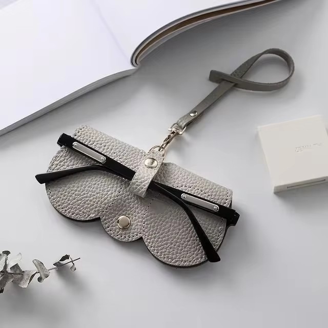 Litschi geprägte Brillenabdeckung, niedlich, zum Aufhängen, Pu-Leder, Sonnenbrille, Lesebrille, Aufbewahrungstasche, tragbarer Reise-Brillenhalter: Grün