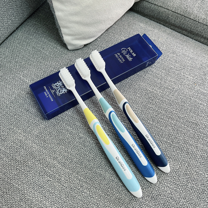 Cepillo de dientes de cerdas suaves de alta gama de lujo de británica de 3 piezas para uso en adultos, con alambre de plata fino para cuidar las encías,