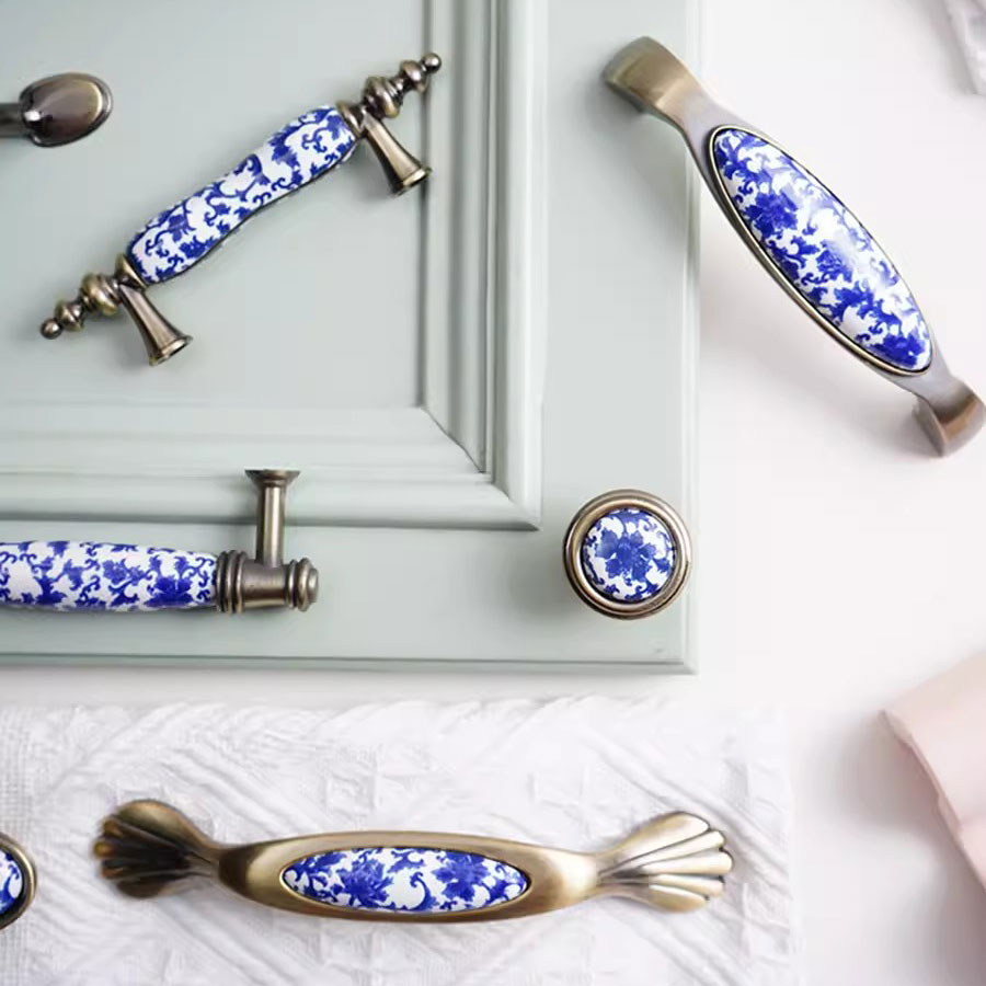 Tiradores de cerámica para armarios y cajones, pomos de puerta redondos con flores azules, tiradores de muebles Vintage, tiradores de armario de bronce antiguo