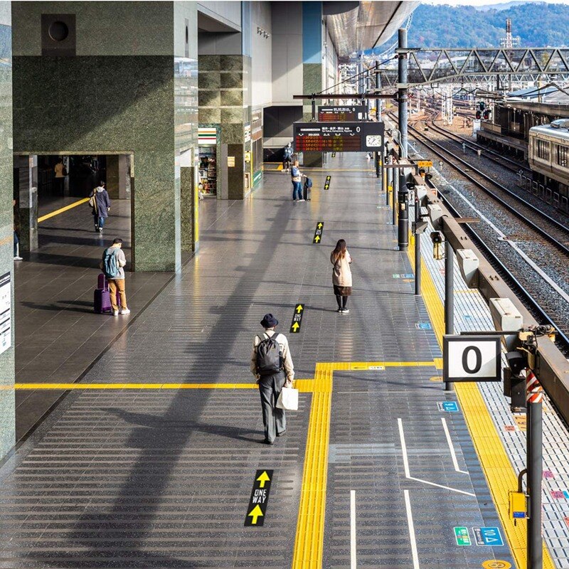 10 Direction Signs Are Used to Indicate the Social Distance Between Ground Signs and Ground Signs 42 x 14cm Rectangular