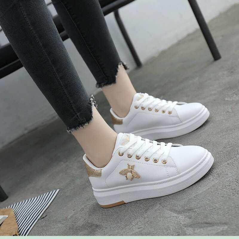 Zapatos con bordado de abeja pequeño blanco para mujer, zapatillas deportivas de Skateboarding con plataforma de cuero PU, calzado suave con diamantes de imitación