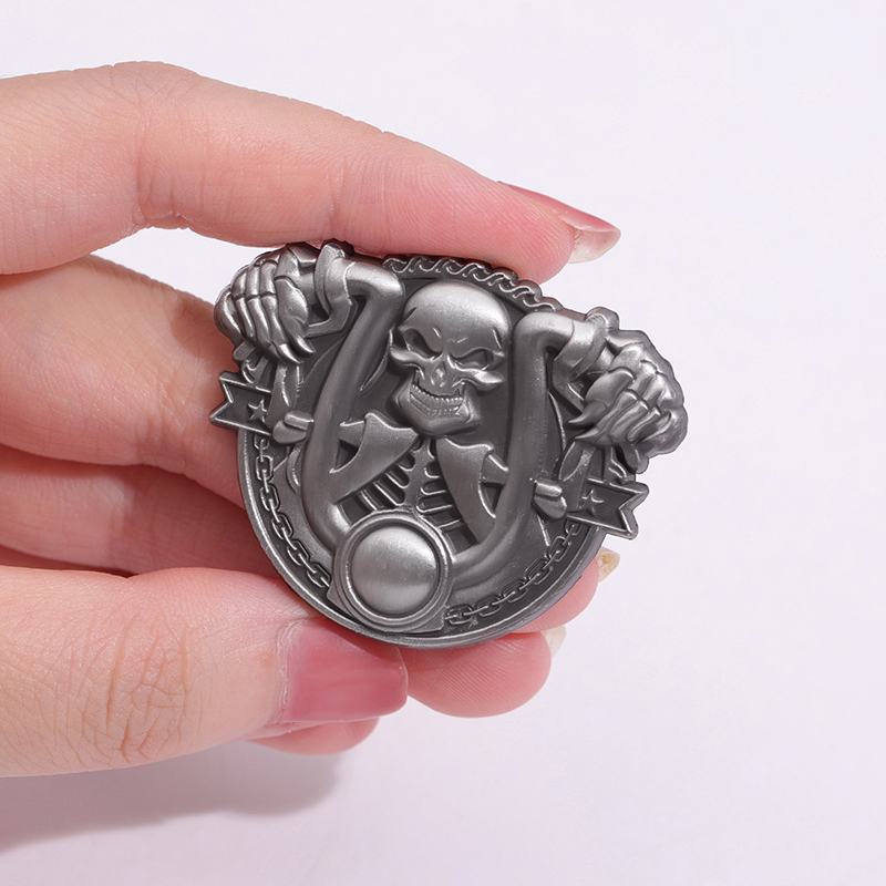 Épingle en émail de crâne de corbeau en relief gothique, broche de revolvers de odorà deux pistolets, insigne en métal de revers, style sombre, de bijoux